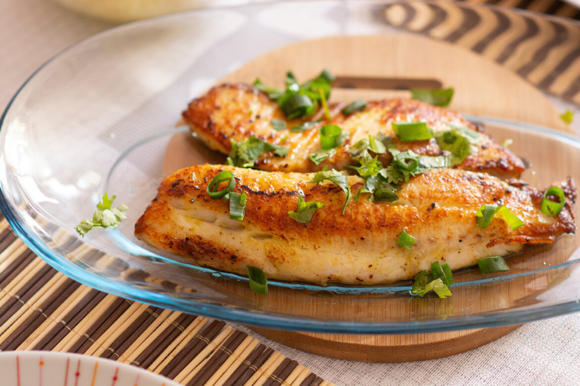 Tilápia grelhada ao alho e limão