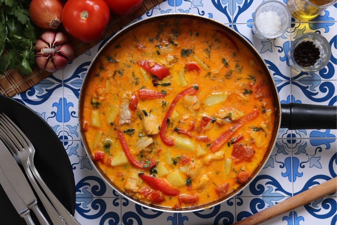 Frutos do mar ao molho de tomate e leite de coco