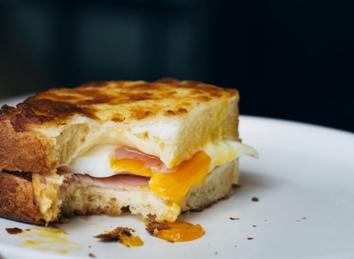 Sanduíche de queijo e presunto na frigideira